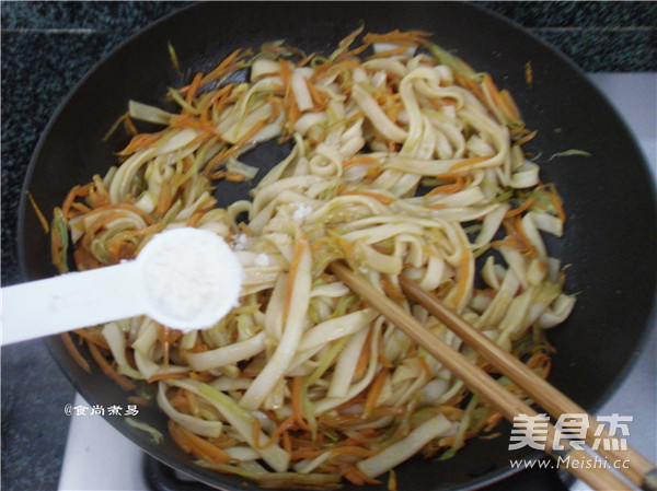 广东三丝炒河粉的步骤