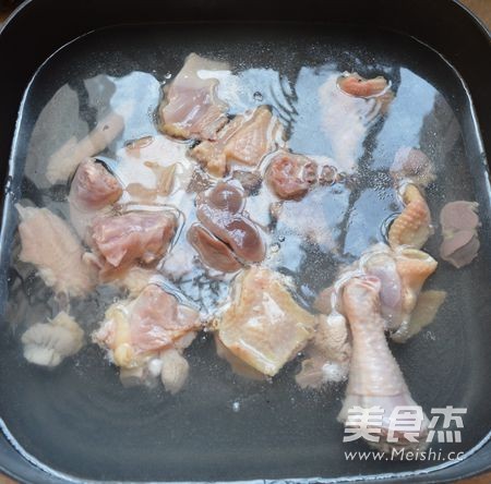 广东五指毛桃煲鸡的步骤