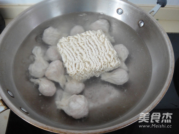 广东鲜虾云吞面的步骤