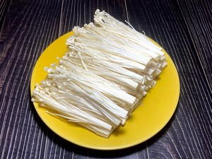 凉拌金针菇的做法 步骤1