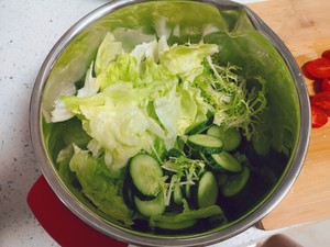 无油低盐的蔬菜沙拉（万能沙拉汁）的做法 步骤2