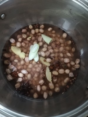 凉拌芹菜花生米的做法 步骤5