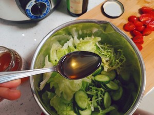 无油低盐的蔬菜沙拉（万能沙拉汁）的做法 步骤6