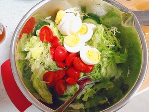无油低盐的蔬菜沙拉（万能沙拉汁）的做法 步骤8