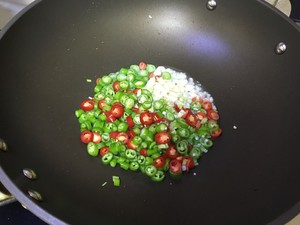 双椒拌皮蛋豆腐的做法 步骤7