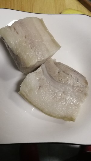 家常川味蒜泥白肉的做法 步骤2