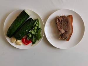 拍黄瓜拌猪头肉的做法 步骤1