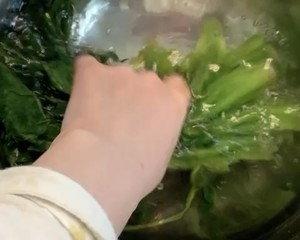 好吃的日式芝麻拌菠菜的做法 步骤4
