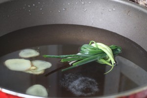 家常菜口水鸡做法，鸡肉鲜嫩入味，香而不辣，比白切鸡更下饭开胃的做法 步骤3