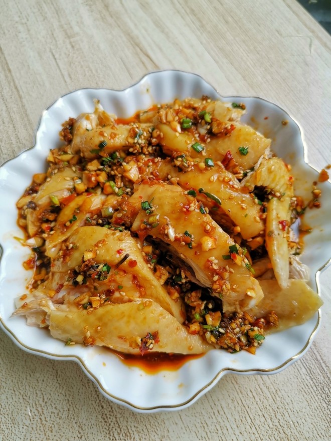 家常菜口水鸡做法，鸡肉鲜嫩入味，香而不辣，比白切鸡更下饭开胃的做法