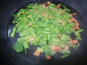 芹菜拌花生米的做法 步骤3