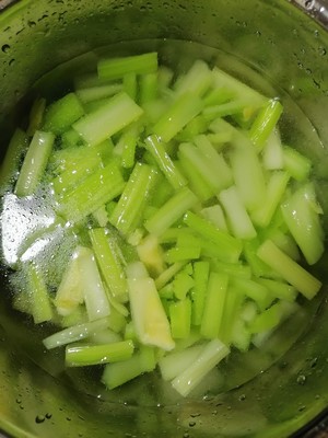 凉拌芹菜花生米的做法 步骤8