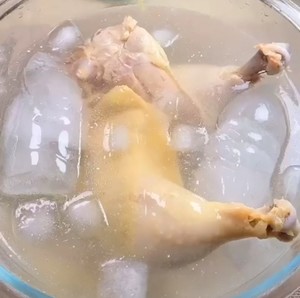 滑嫩麻辣口水鸡  超简单做法 灵魂酱汁的做法 步骤2