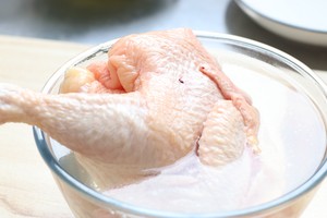 家常菜口水鸡做法，鸡肉鲜嫩入味，香而不辣，比白切鸡更下饭开胃的做法 步骤2