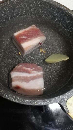 家常川味蒜泥白肉的做法 步骤1