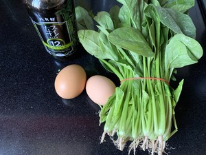 好吃不胖菠菜凉拌鸡蛋的做法 步骤1