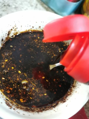 正宗秘制川味辣椒油——适合各种凉拌菜的做法 步骤7