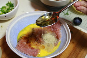 【新年家宴小菜】上海风味炸猪排的做法 步骤5