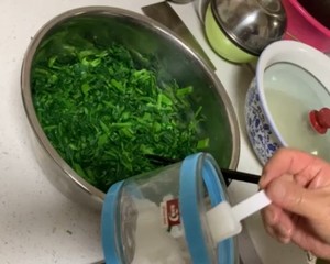 家常凉拌菠菜的做法 步骤9