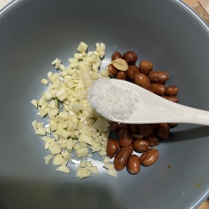 凉菜零食：老醋菠菜花生米的做法 步骤2