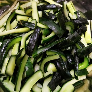 脆口腌黄瓜                           （早餐必备）的做法 步骤1