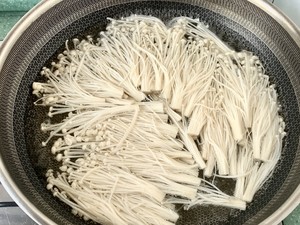 凉拌金针菇的做法 步骤2