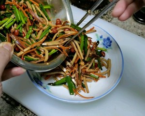 下酒小菜韭菜鸡蛋干的做法 步骤4