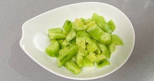 【孕妇食谱】坚果木耳拌黄瓜，脆爽又可口～的做法 步骤4