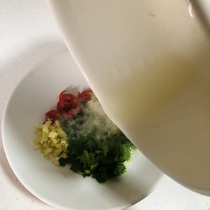 快手好吃凉菜～凉拌皮蛋的做法 步骤8