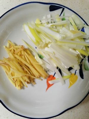 凉拌芹菜花生米的做法 步骤4