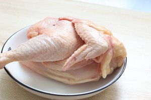 家常菜口水鸡做法，鸡肉鲜嫩入味，香而不辣，比白切鸡更下饭开胃的做法 步骤1