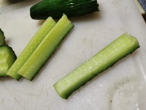 脆爽腌黄瓜条的做法 步骤2