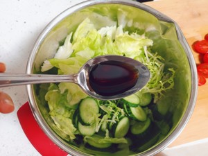 无油低盐的蔬菜沙拉（万能沙拉汁）的做法 步骤5