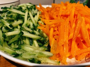 凉拌手撕鸡胸肉（减脂美味）的做法 步骤1