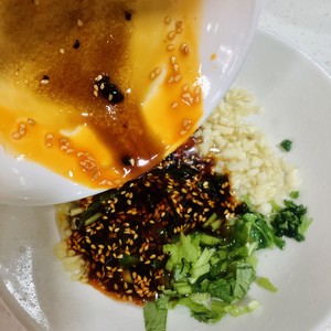 快手好吃凉菜～凉拌皮蛋的做法 步骤9
