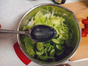 无油低盐的蔬菜沙拉（万能沙拉汁）的做法 步骤4
