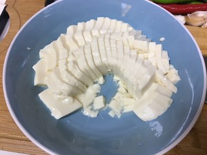 双椒拌皮蛋豆腐的做法 步骤3