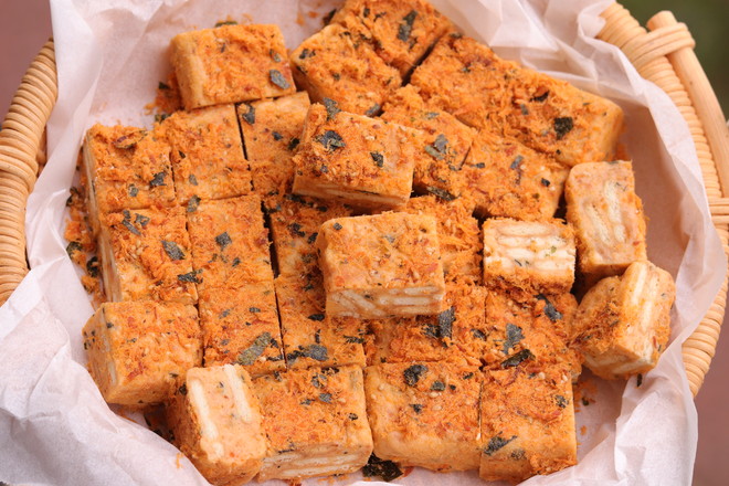 咸蛋黄海苔肉松雪花酥成品图