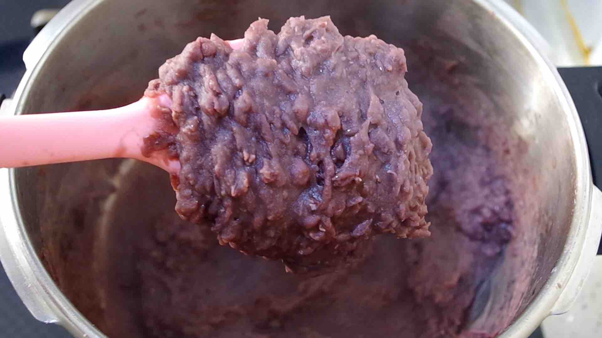 家庭版红豆沙这样做，中途不换锅也不用油炒无油无添加，方法很实用的步骤
