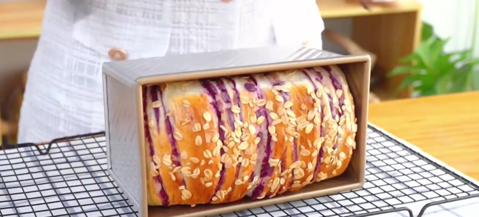 紫薯吐司面包成品图
