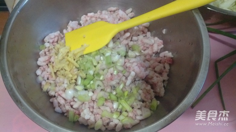 卷心菜酱肉包子的步骤