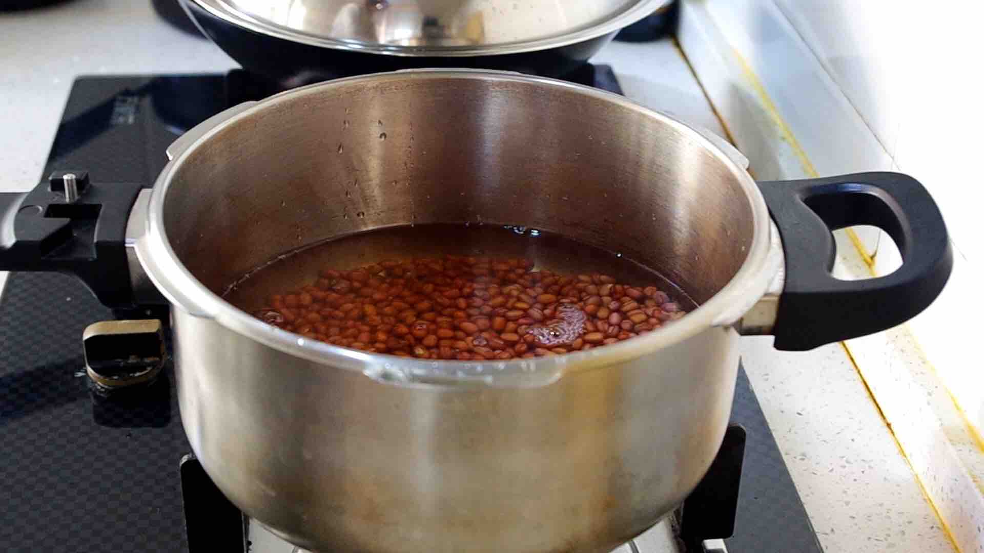 家庭版红豆沙这样做，中途不换锅也不用油炒无油无添加，方法很实用的步骤