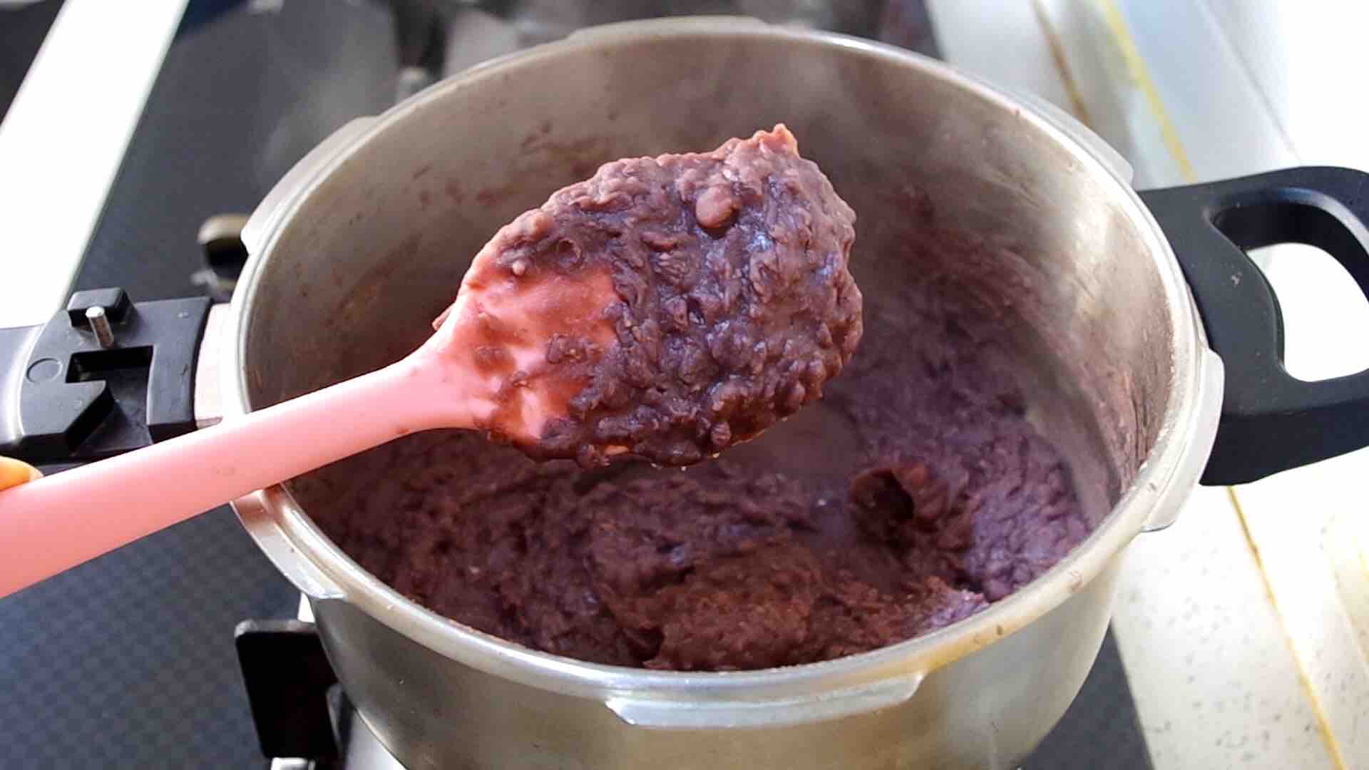 家庭版红豆沙这样做，中途不换锅也不用油炒无油无添加，方法很实用的步骤