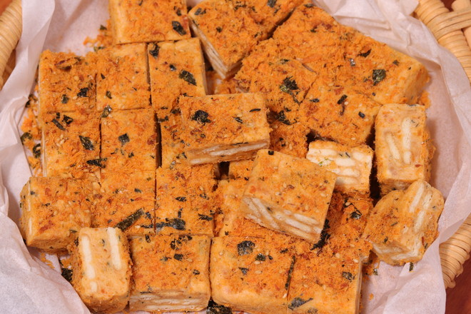 咸蛋黄海苔肉松雪花酥成品图