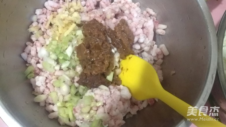 卷心菜酱肉包子的步骤