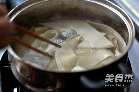 陕西油泼裤带面的步骤