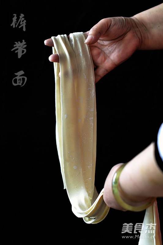 陕西油泼裤带面成品图