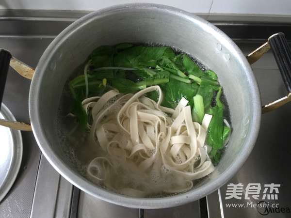 陕西油泼面的步骤