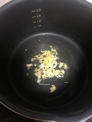 【蘑菇汤】鲜掉眉毛的蘑菇汤的做法 步骤5