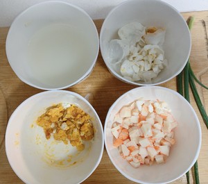 家常一口鲜-蟹黄豆腐的做法 步骤1
